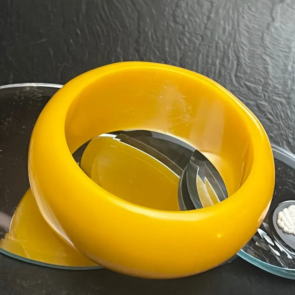 Vintage chunky butterscotch yellow genuine Bakelite bangle bracelet
